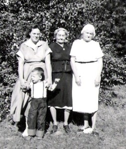 Jennie Wood (center) and her daughter May Pettit (right)